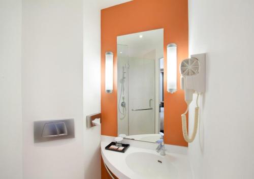 万隆宜必思万隆一室公寓酒店的一间带水槽和镜子的浴室