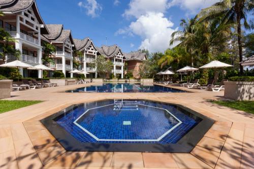 邦涛海滩Allamanda Laguna Phuket的度假村游泳池的图片