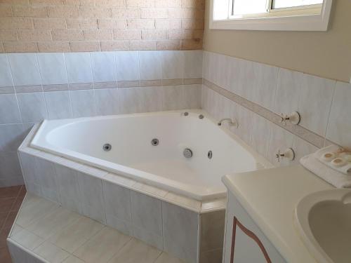 Blayney布雷尼中央汽车旅馆的浴室配有白色浴缸及水槽