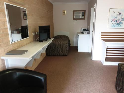Blayney布雷尼中央汽车旅馆的酒店客房配有书桌和床。