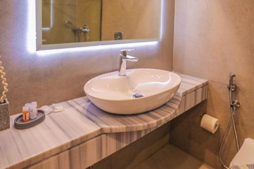 考考纳里斯Sergios的一间带水槽和镜子的浴室