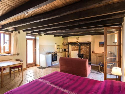 Savignac-LédrierWelcoming cottage in Savignac L drier with garden的一间带床和厨房的客厅