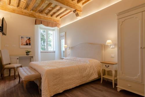 Il giardino di Pantaneto Residenza D'Epoca客房内的一张或多张床位