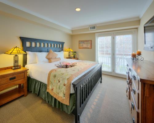 阿什维尔阿什维尔比尔特莫尔公寓的一间卧室设有一张大床和一个窗户。