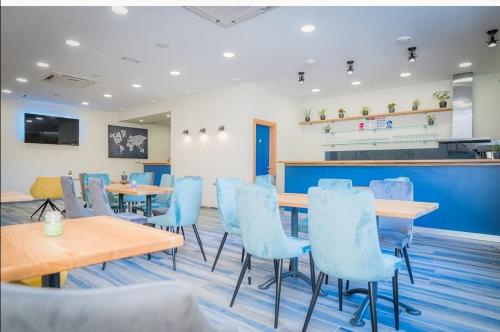 斯普利特AI HOSTEL的一间在房间内配有蓝色椅子和桌子的餐厅