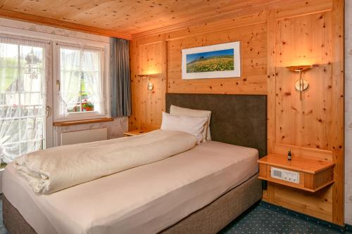 韦斯巴德Hotel Alpenblick的木制客房内的一间卧室配有两张床