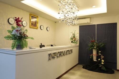 考科Kerepiman Boutique Hotel的更衣室设有梳妆台,墙上挂有鲜花