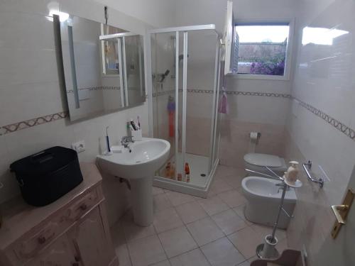 蓬塔阿拉Casa Gori的带淋浴、盥洗盆和卫生间的浴室