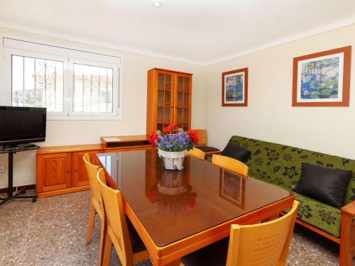 德拉塞尔瓦港Apartment Villa Cordoba-1 by Interhome的客厅配有桌子和沙发