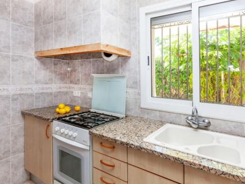 德拉塞尔瓦港Apartment Villa Cordoba-1 by Interhome的厨房配有炉灶、水槽和窗户。