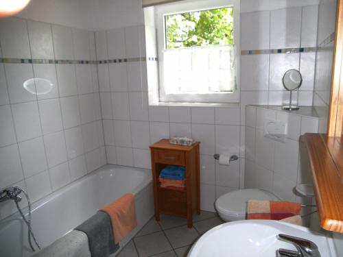 Muhr amSeeFerienhaus Kettler I的带浴缸、卫生间和盥洗盆的浴室