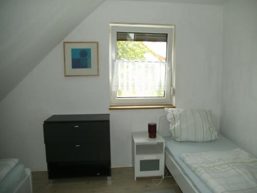 Muhr amSeeFerienhaus Kettler I的一间小卧室,配有床和窗户
