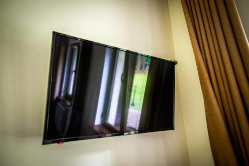 StarychiЯвір Резорт的挂在墙上的平面电视