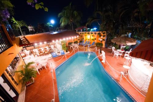 太子港理想别墅酒店的享有游泳池的顶部景色