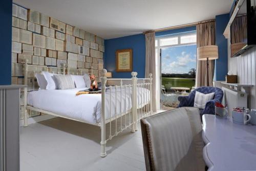 巴斯船库酒店的卧室配有白色的床和蓝色的墙壁