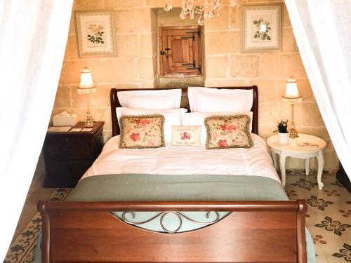 沙拉L'Gharix Temple Retreat的一间卧室配有一张大床和两个枕头
