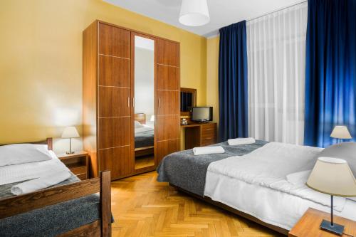 Jeleniewo泽尔门康乐及会议中心度假村的酒店客房,设有两张床和蓝色窗帘