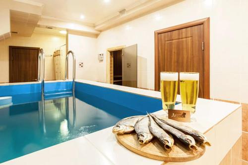 萨马拉杜布基酒店的浴室提供两杯啤酒和一盘鱼