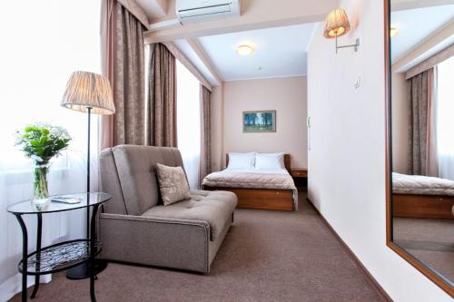 萨马拉杜布基酒店的酒店客房带椅子和床