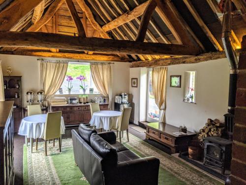 布由德利Worralls Grove Guest Farm House的带沙发和桌子的客厅以及厨房。