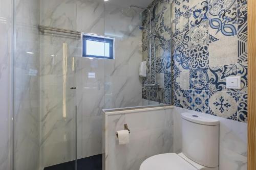 加亚新城Villa Santa Bárbara的一间带卫生间和玻璃淋浴间的浴室