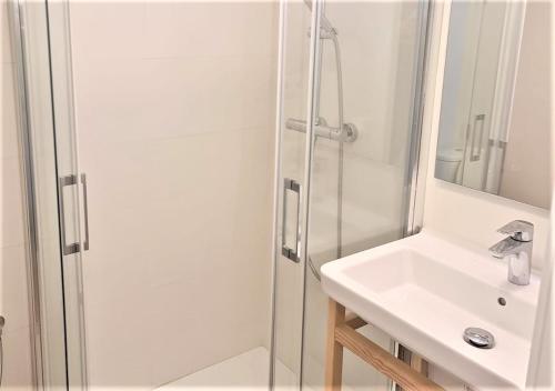 埃斯卡斯特利HOTEL SON VILAR的带淋浴和盥洗盆的浴室