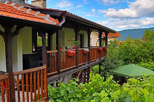 萨帕雷瓦巴尼亚GREEN HOUSE - Попниколови的一座房子,阳台上种着鲜花