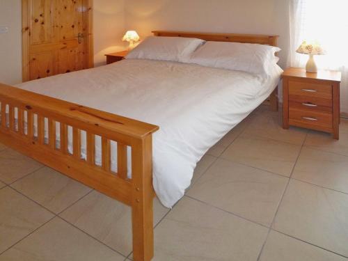 斯奇博瑞恩Timmys Cottage Heir Island by Trident Holiday Homes的一间卧室设有一张大床和两个床头柜