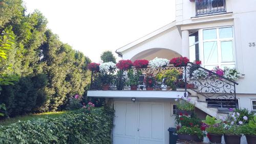 弗拉涅Vila Sentić的阳台上的白色房子,鲜花盛开