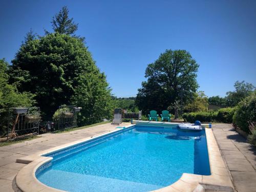 Le LonzacLe Gîte du Lotus Corrézien的庭院里的一个蓝色海水游泳池