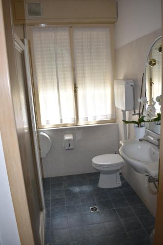 托尔博莱艾玛别墅旅馆的一间带卫生间、水槽和窗户的浴室
