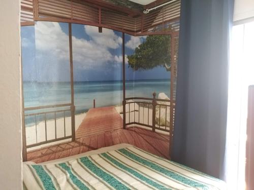滨海托萨Hostal Sant Jordi的一间卧室享有海滩美景
