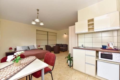 特拉凯"Trakaitis" apartments in Villa的厨房以及带床和沙发的客厅。