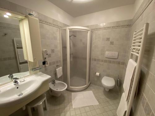 平佐洛高尔夫别墅的一间带水槽、淋浴和卫生间的浴室
