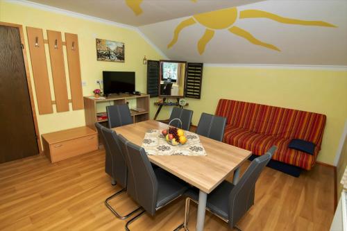 莫济列Apartments Orel的一间带桌椅和沙发的用餐室
