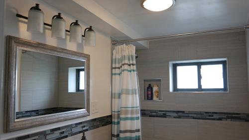 布鲁克林Sandy's Place NYC 1的一间带镜子和淋浴的浴室