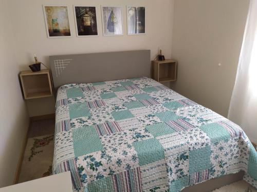 洛萨Casa da Rota dos Moinhos的一间卧室配有床,床上装有被子