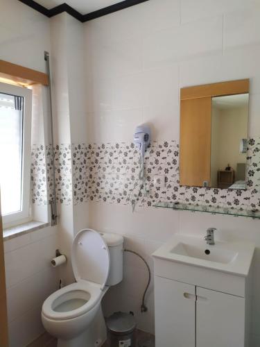 洛萨Casa da Rota dos Moinhos的一间带卫生间和水槽的浴室