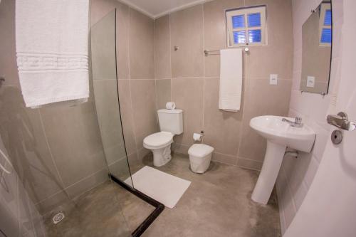 累西腓维瓦兹精品酒店的浴室配有卫生间、盥洗盆和淋浴。