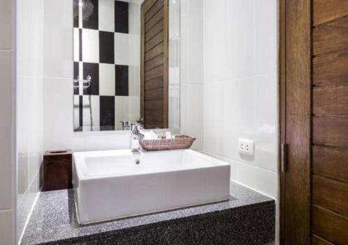 卡马拉海滩Buk Inn Hotel SHA Plus的浴室设有大型白色水槽和镜子