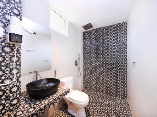加影Raintree Boutique Hotel的一间带水槽、卫生间和淋浴的浴室