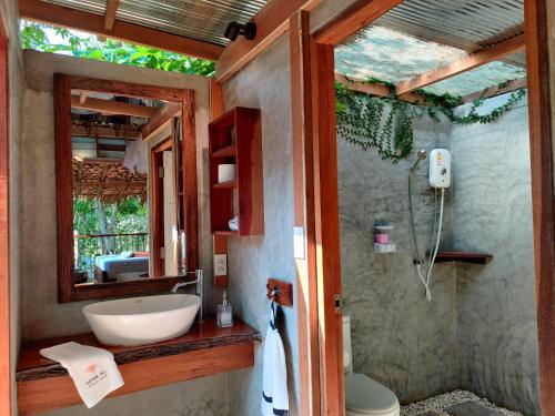 班柯木自然山丘旅馆的一间带水槽和镜子的浴室