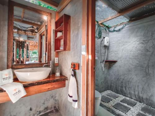 班柯木自然山丘旅馆的一间带水槽和卫生间的浴室