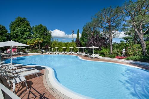 莫尼加格毕安诺公园住宅Il号酒店的一个带躺椅和遮阳伞的大型游泳池