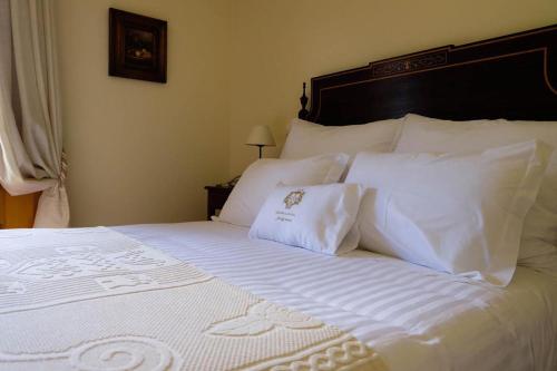 皮尼昂达魁塔赛维乡间酒店的一张白色的大床,配有白色枕头