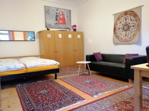 维也纳市中心附近舒适公寓的客厅配有床和沙发