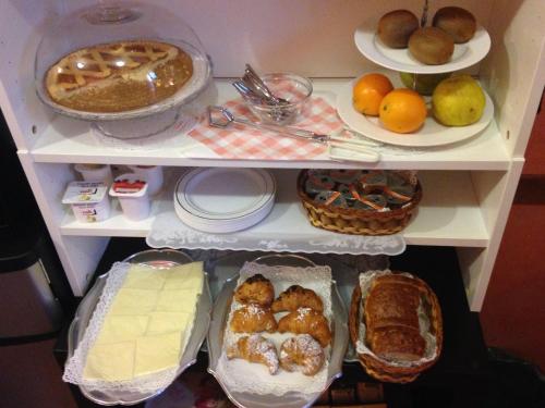 米兰肖邦酒店的冰箱里装满了食物和甜点