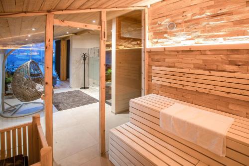 菲根贝格"Chalet Bergzeit" Ferienhaus mit Sauna & Wellness的一间室内带长凳的桑拿浴室