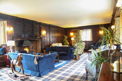 科夫堡Mortons Manor的客厅设有蓝色的沙发和壁炉