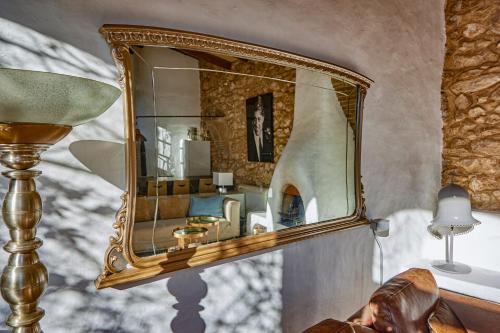 卡涅利亚斯Casa Azul at Masia Nur Sitges, Adults only的墙上的金色镜子
